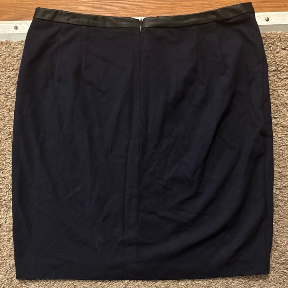 Ann Taylor Woman 8 Elegant Navy Wrap Skirt Black LeatherTrim Excellent Like New - Picture 9 of 9